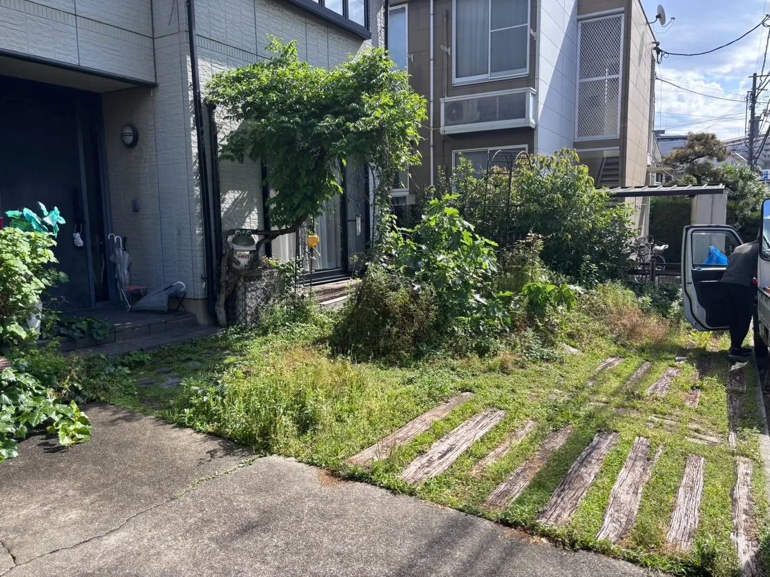 昨日は個人宅の庭で伐採と草刈りを行わせていただきました。