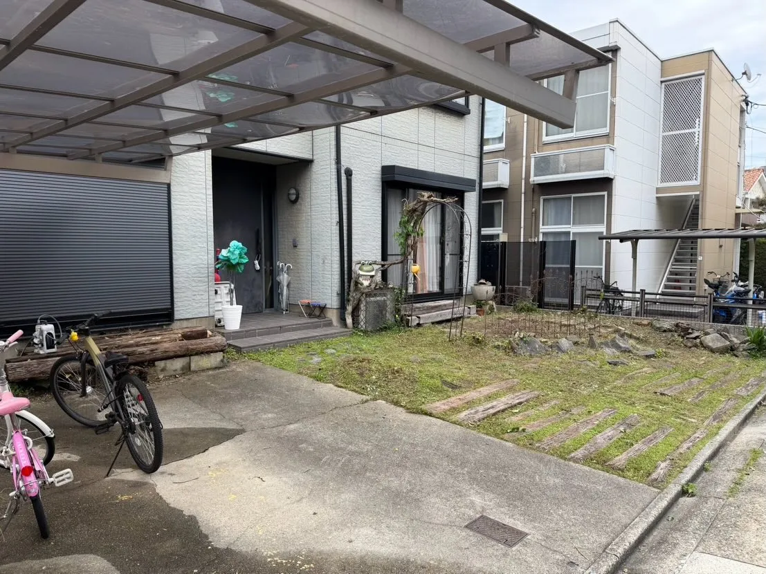 昨日は個人宅の庭で伐採と草刈りを行わせていただきました。