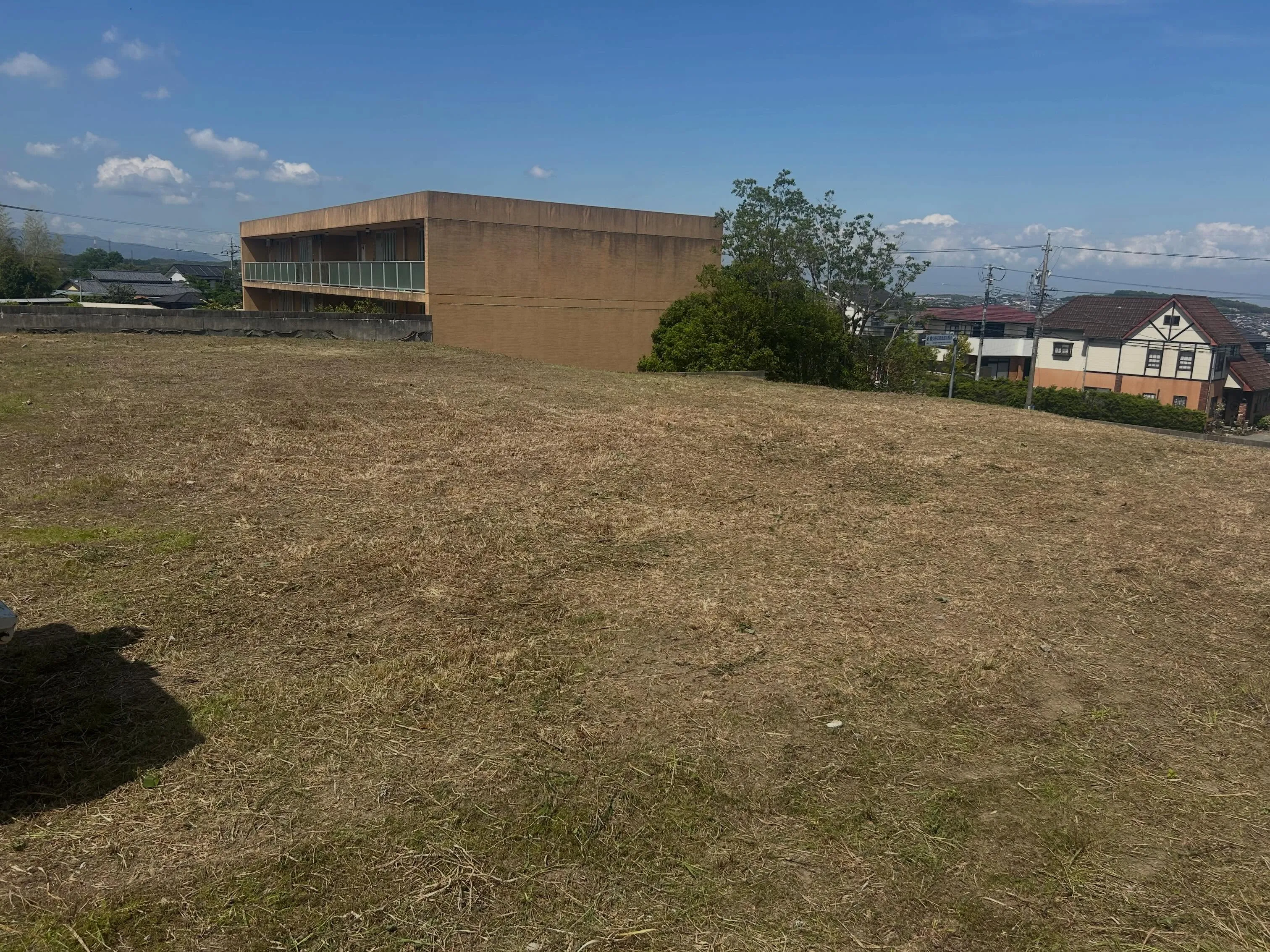 先日、三重県四日市にて約1500平米の広大な草刈り作業を行い...