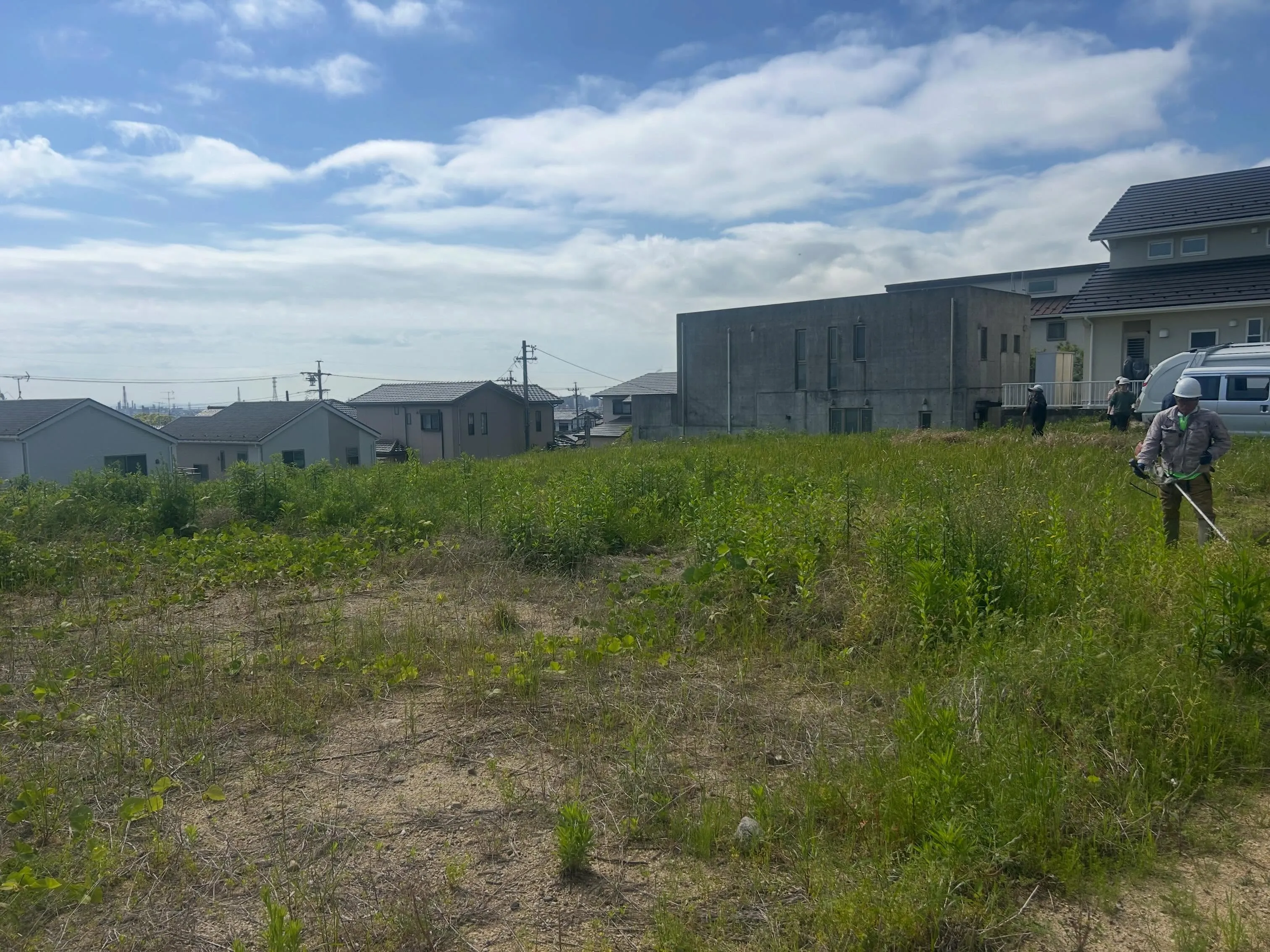 先日、三重県四日市にて約1500平米の広大な草刈り作業を行い...