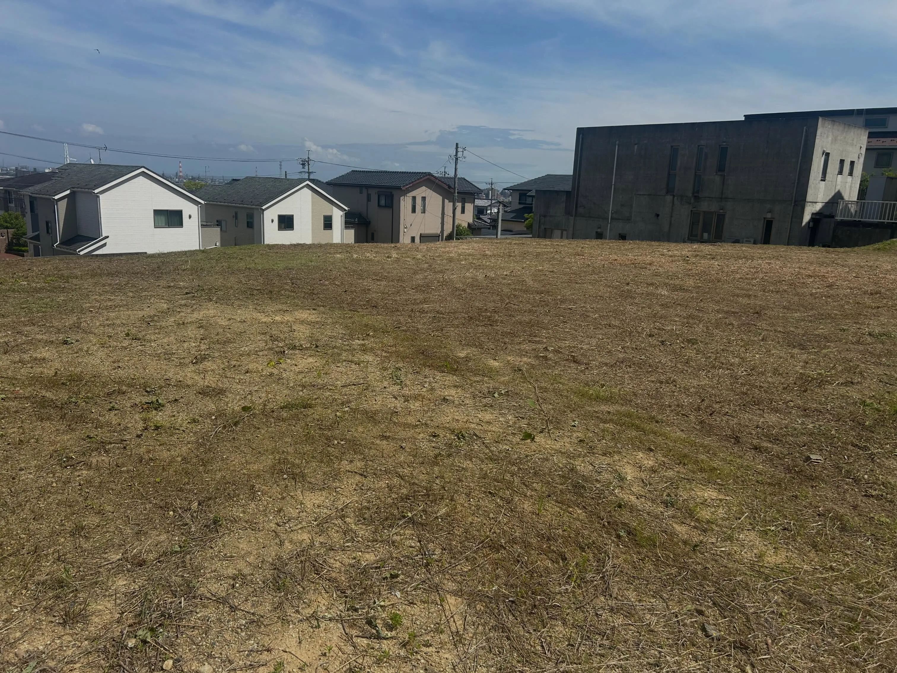 先日、三重県四日市にて約1500平米の広大な草刈り作業を行い...