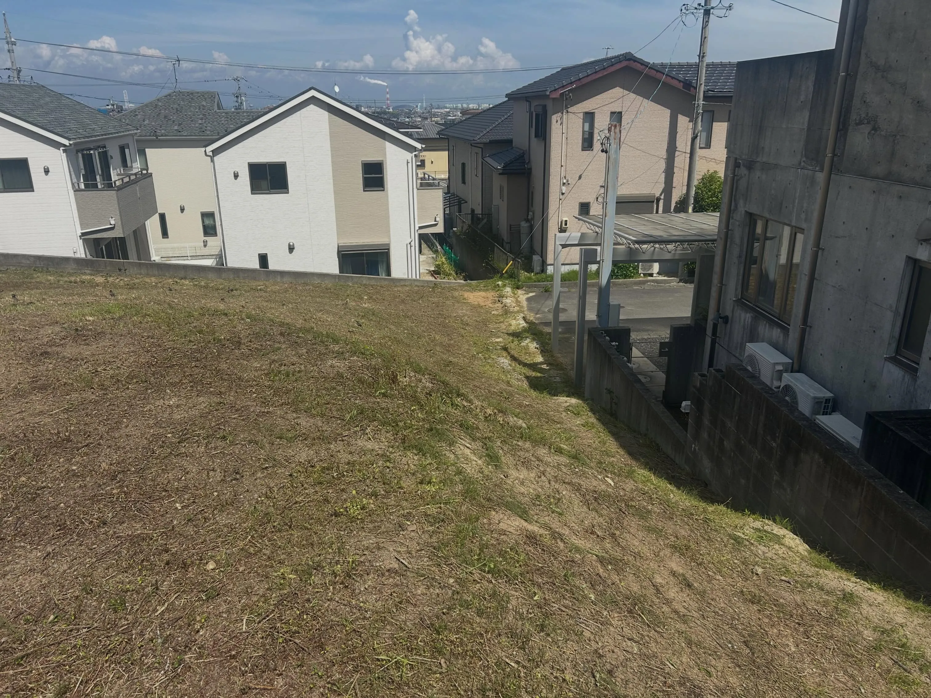 先日、三重県四日市にて約1500平米の広大な草刈り作業を行い...
