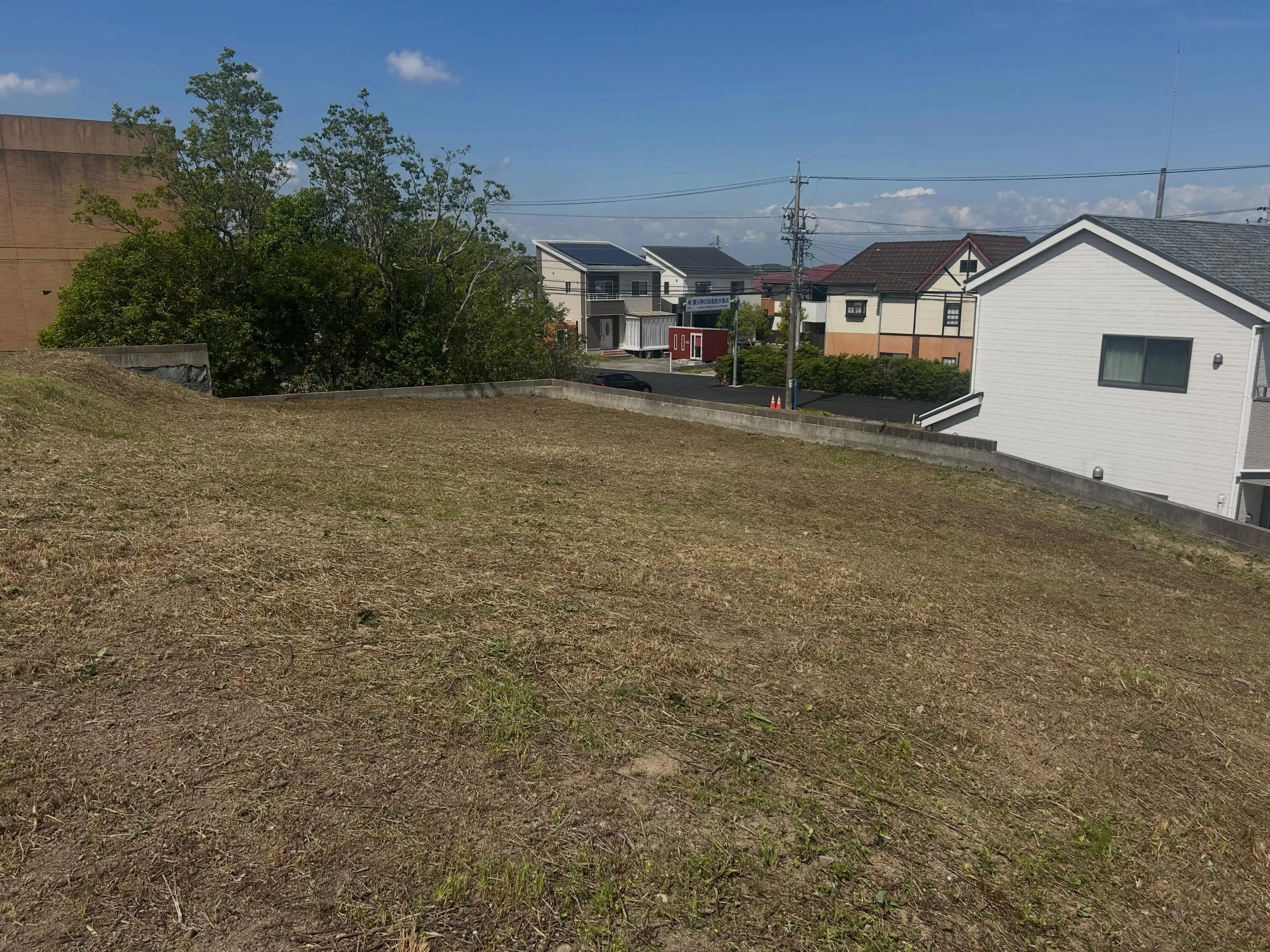 先日、三重県四日市にて約1500平米の広大な草刈り作業を行い...