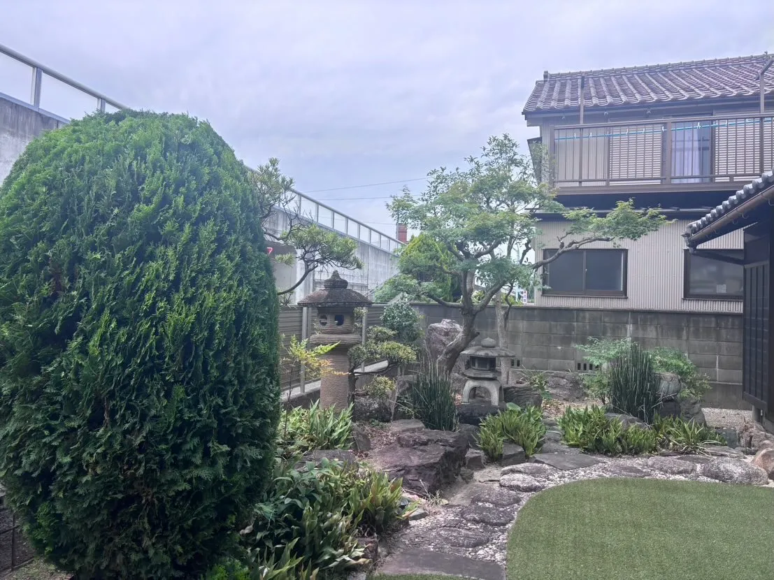 本日は名古屋市中川区のお客様のお住まいで、お庭の剪定作業を行...