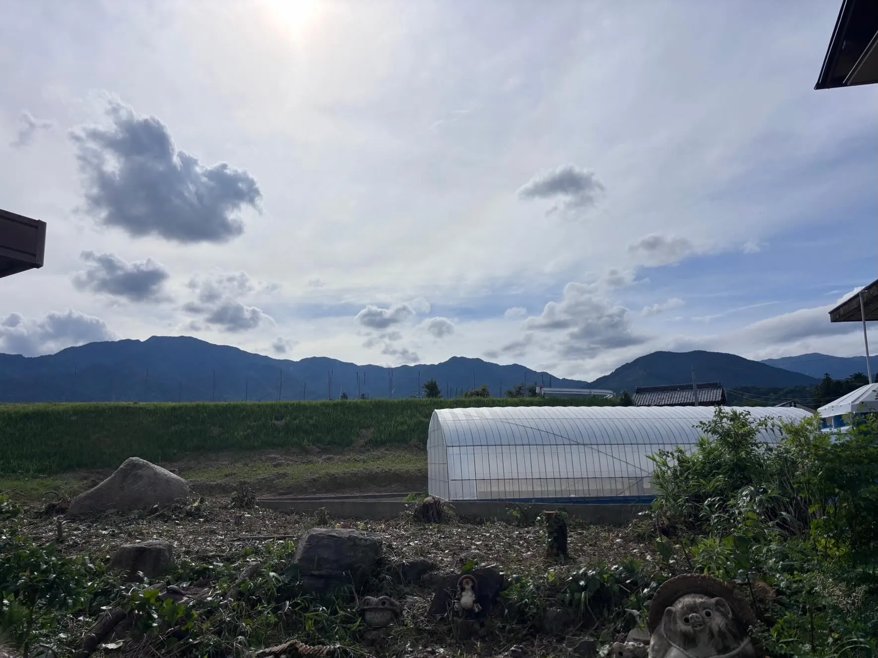 本日は、三重県菰野町のお客様宅で、庭作業を実施しました。