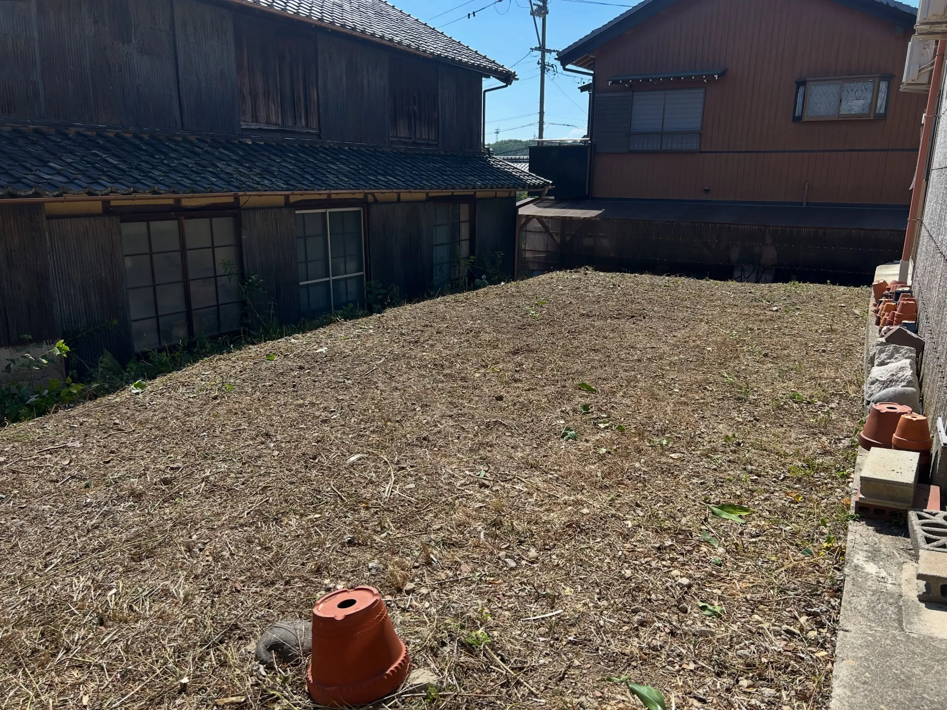 本日は常滑市で、昨日草刈りを行った畑にて防草シートの設置を行...