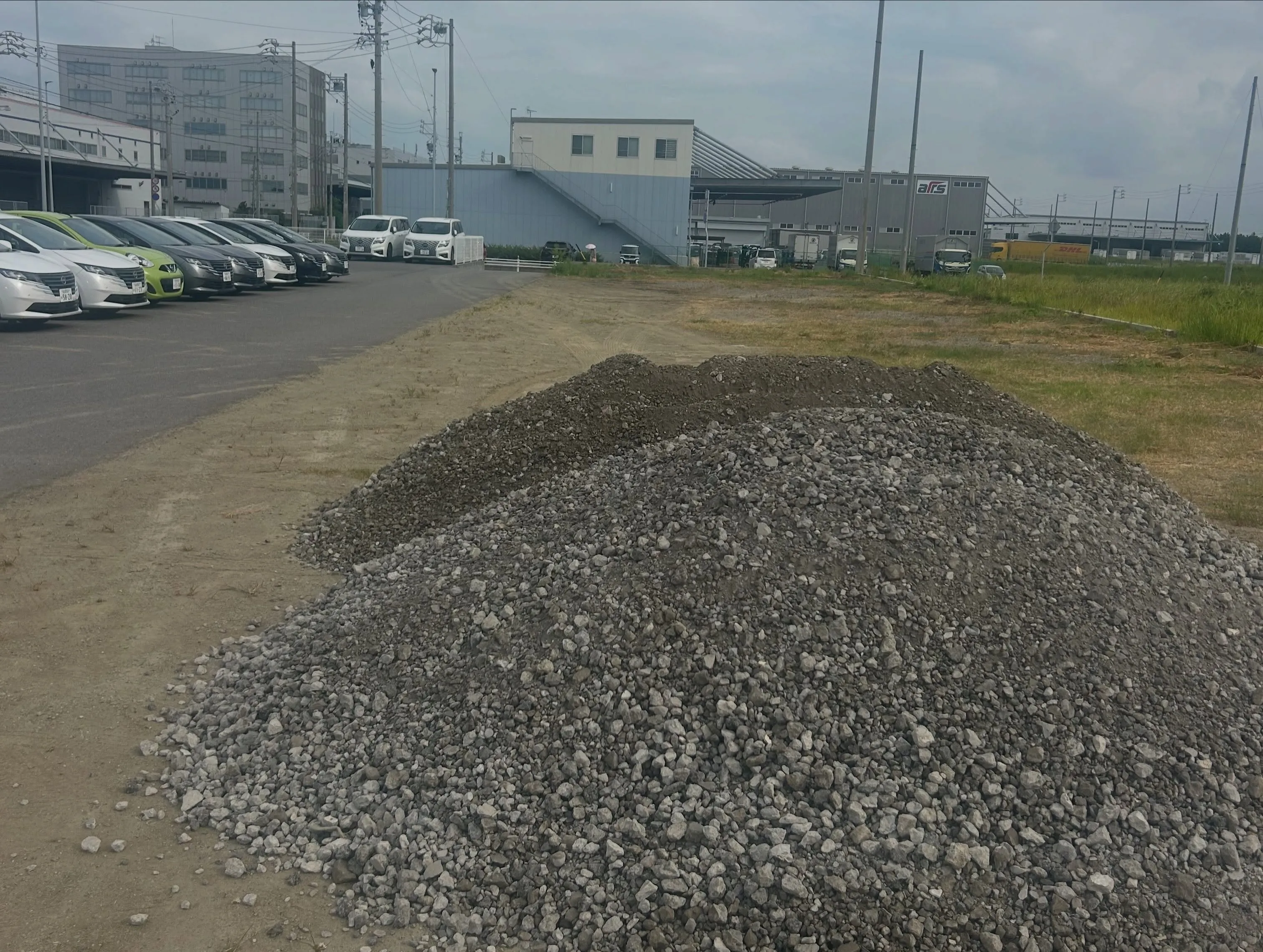 日産レンタカー常滑市の駐車場に砕石を敷きました!これにより、...