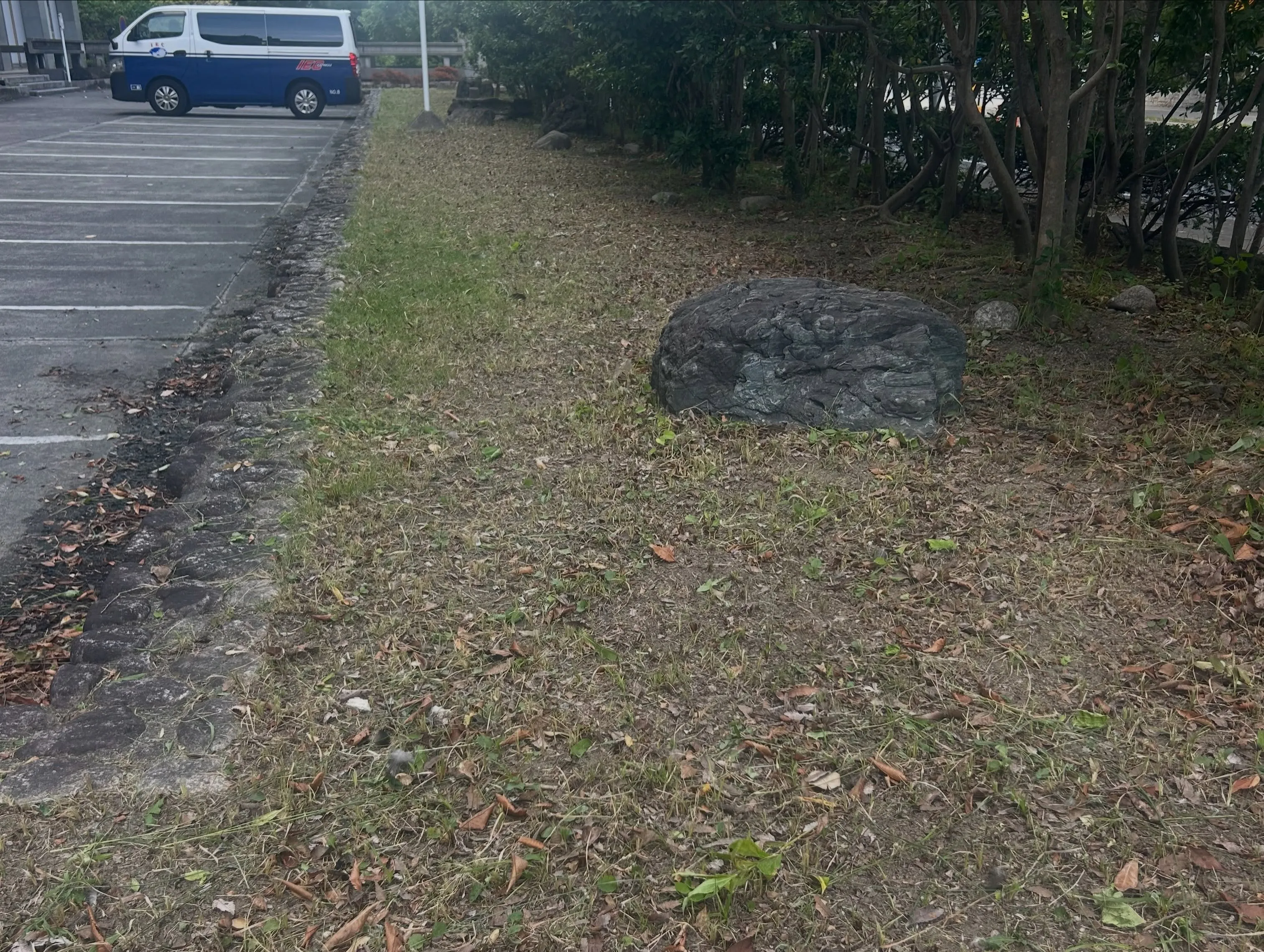 本日は名古屋市にあります愛知県庁西庁舎敷地内の草刈りを行いま...