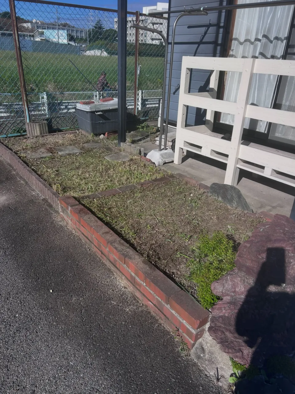 本日は知多市にある個人宅のお宅のお庭の草刈りと除草剤散布を行...
