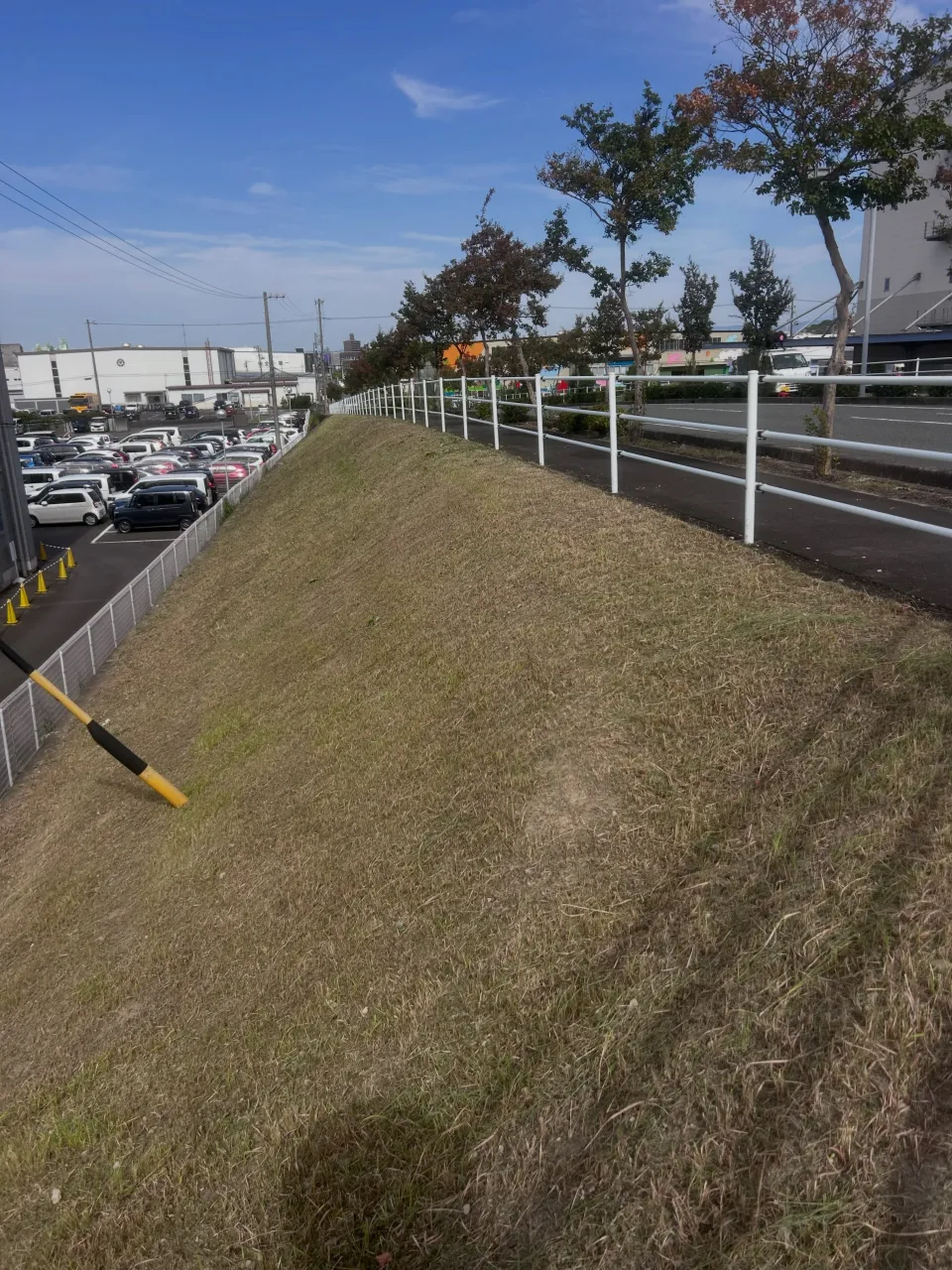 本日は、東海市の斜面での草刈り作業を無事に終えました。