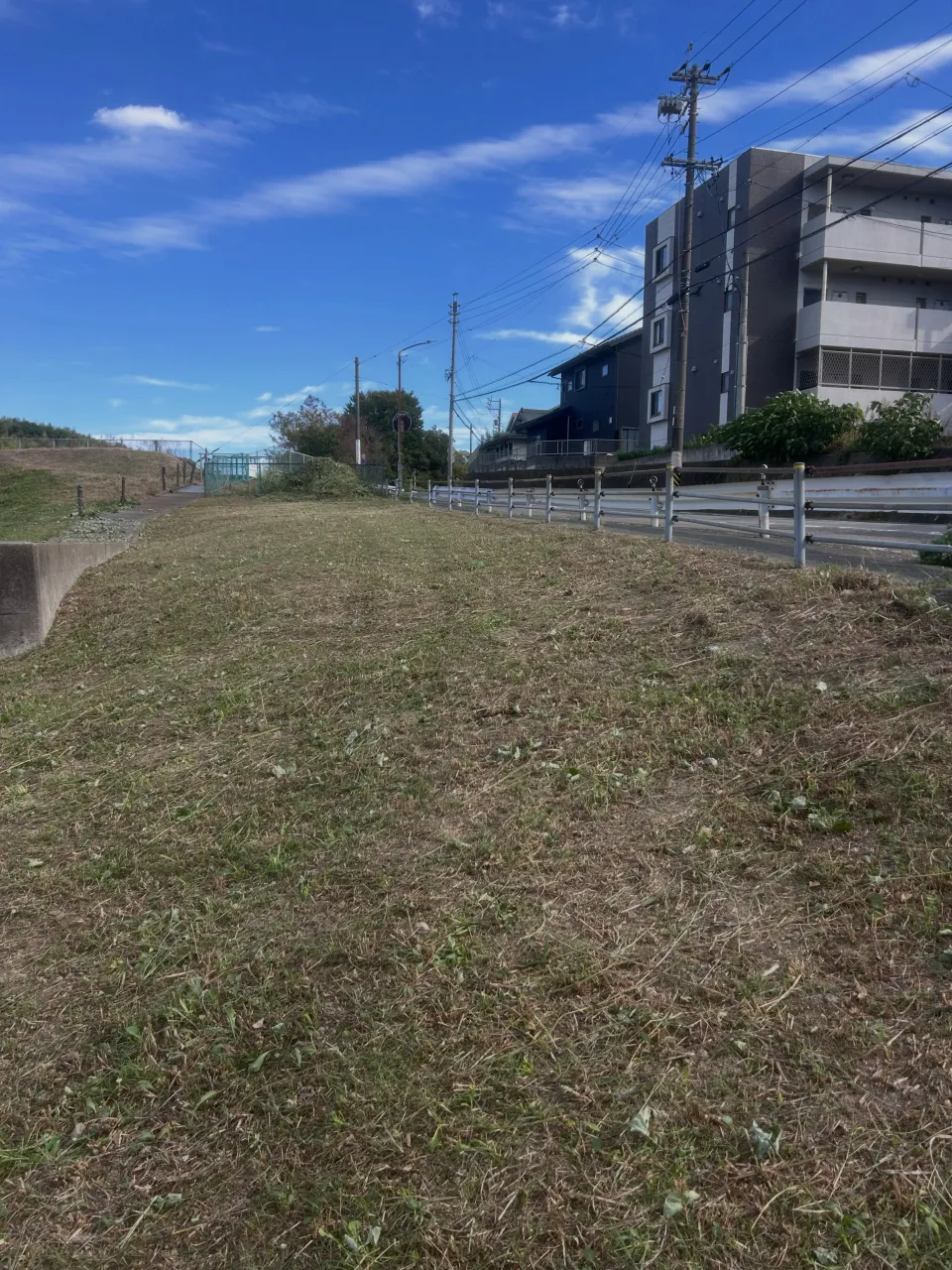 本日も東海市での斜面の草刈り、順調に作業完了しました。