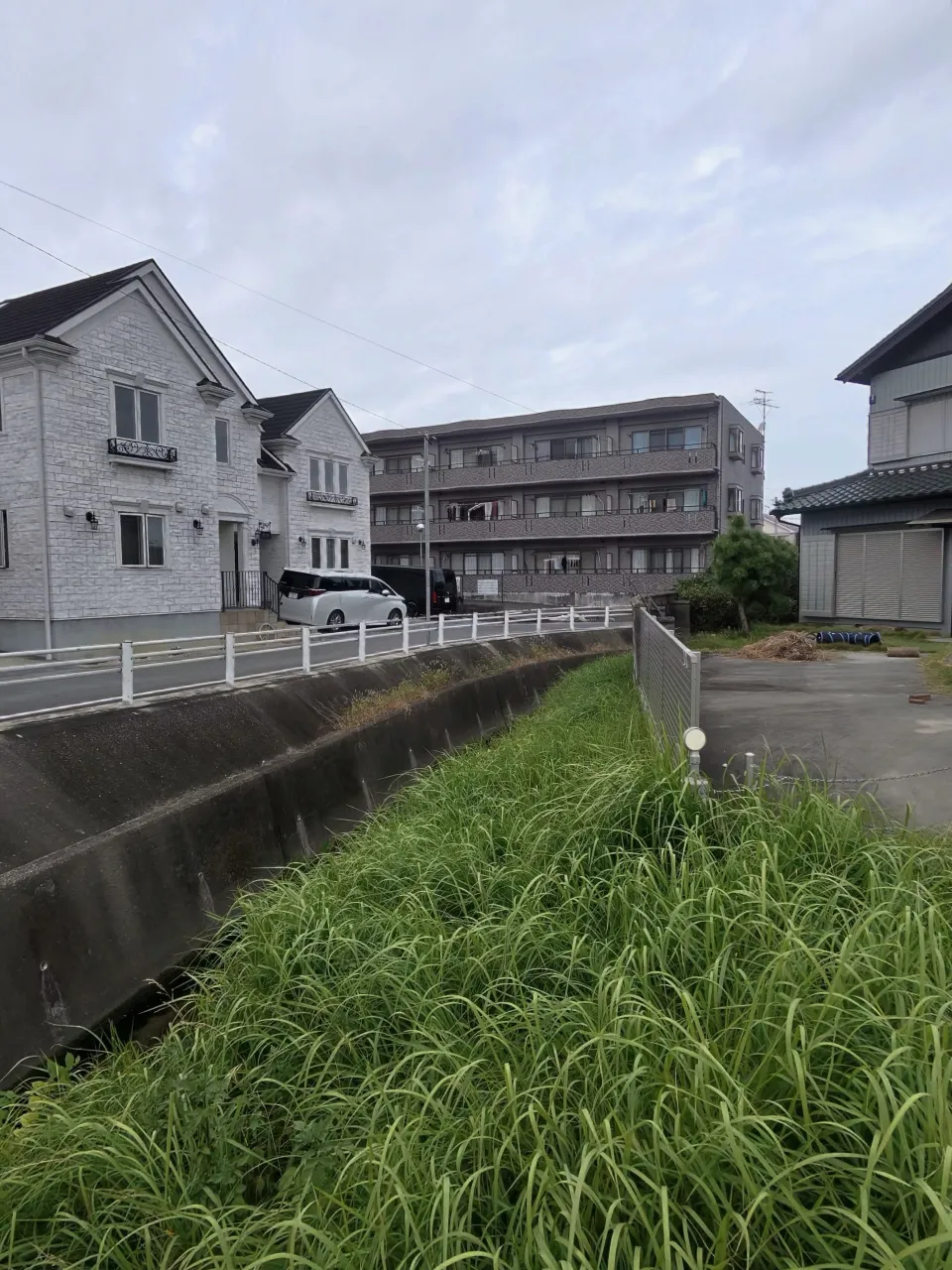 本日は東海市の河川近くでの草刈り作業を進めました。