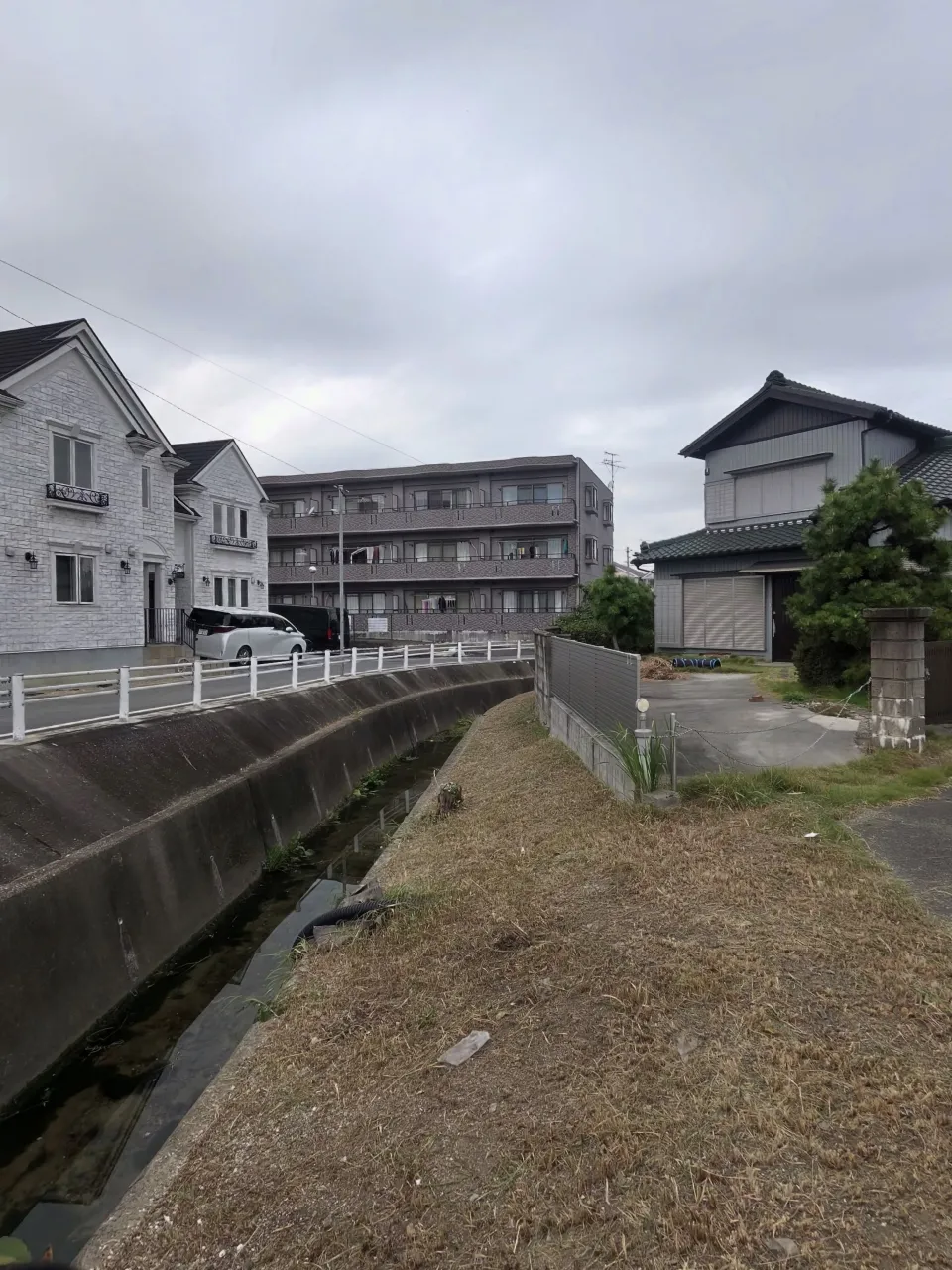 本日は東海市の河川近くでの草刈り作業を進めました。